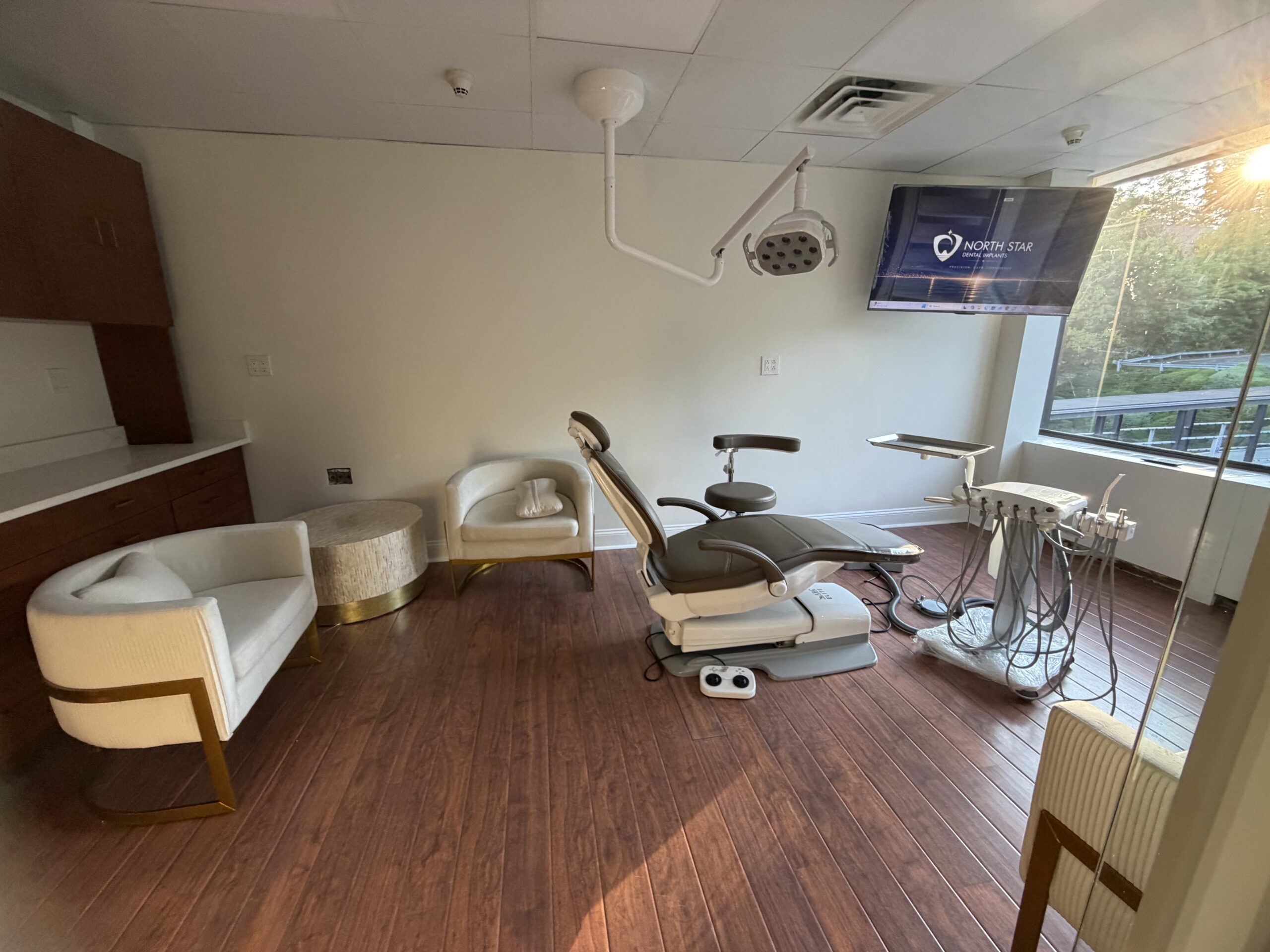 Surgical ooperators  area with vinyl drop ceiling grid and wall-mounted TV in an arched niche